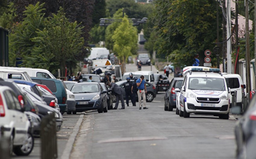 В ходе спецоперации в пригороде Парижа задержаны около 20 человек