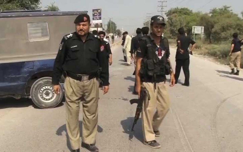 В результате взрыва в пакистанском Пешаваре ранены семеро патрульных