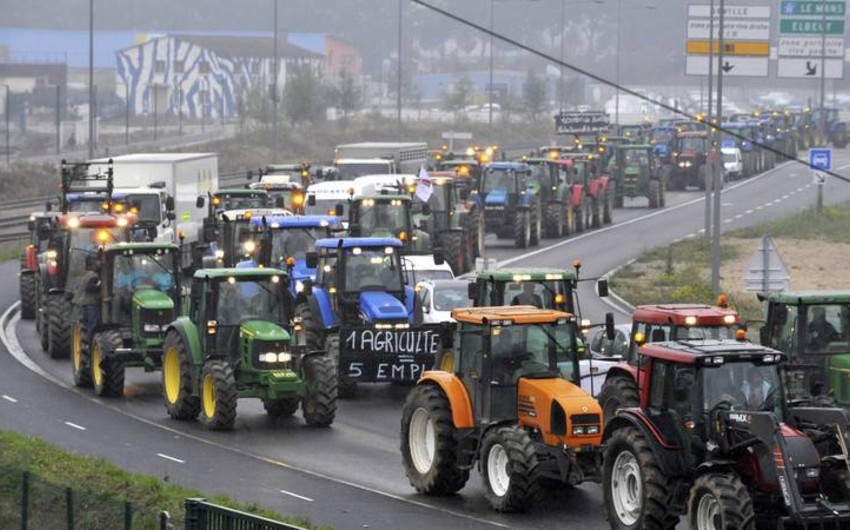 Французские фермеры перекрыли дороги на границе с Испанией и Германией