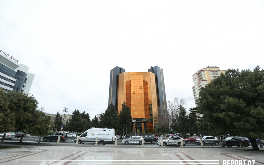 Центробанк Азербайджана назвал сумму заблокированных вкладов в закрытых банках