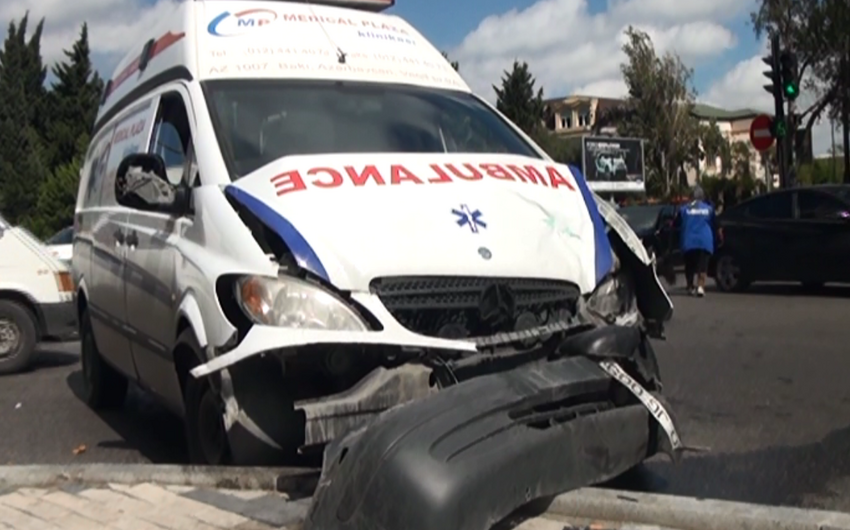 В Баку машина скорой помощи совершила ДТП