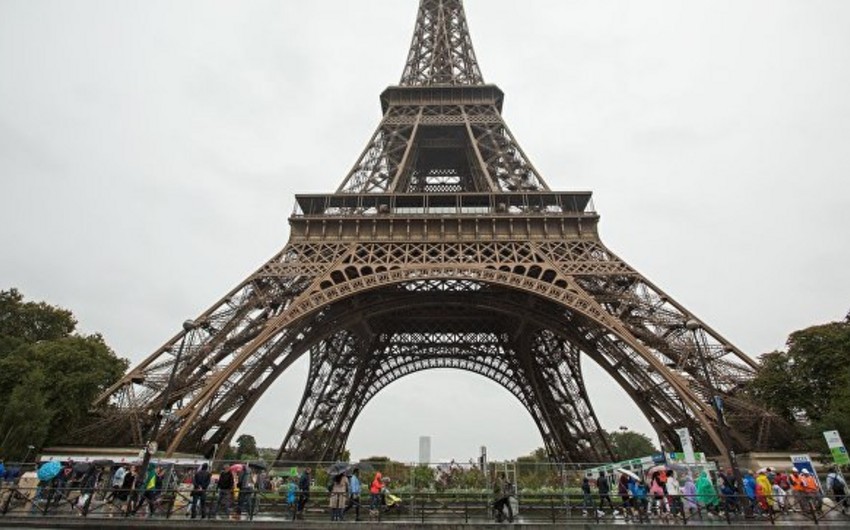 Эйфелева башня закрылась для туристов из-за забастовки персонала
