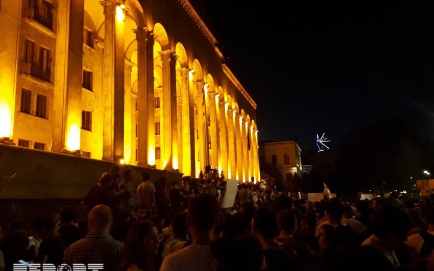 Tbilisidə kütləvi etiraz aksiyası hökumət binası qarşısında başa çatıb - FOTO - YENİLƏNİB