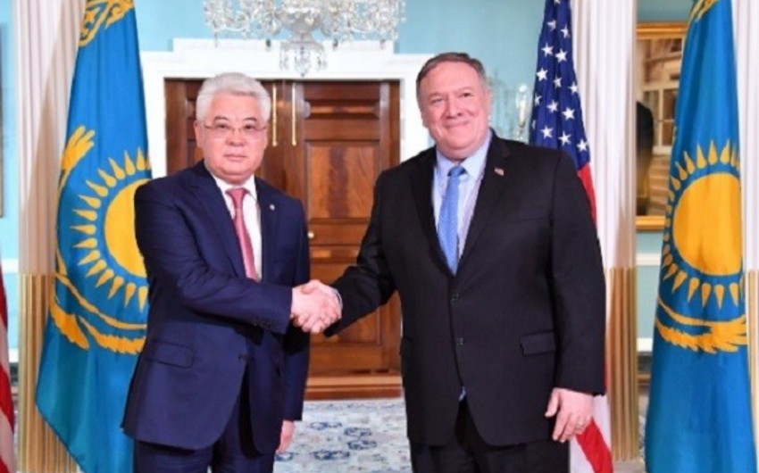 Pompeo Qazaxıstanın XİN rəhbəri ilə görüşüb