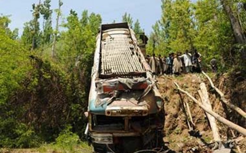 ​В Непале пассажирский автобус сорвался в пропасть, погибли 35 человек