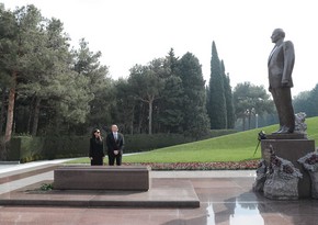 President Ilham Aliyev pays respect to National Leader Heydar Aliyev