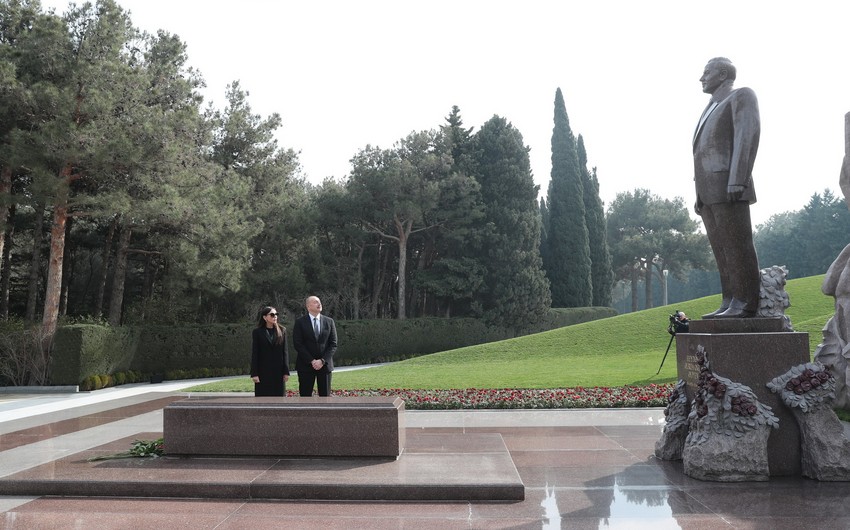 President Ilham Aliyev pays respect to National Leader Heydar Aliyev