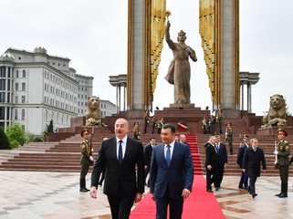 Президент Ильхам Алиев посетил памятник Исмоили Сомони в Душанбе