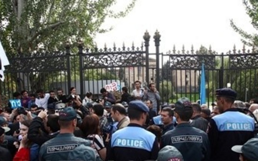В ходе акции протеста у парламента Армении задержаны более 20 человек