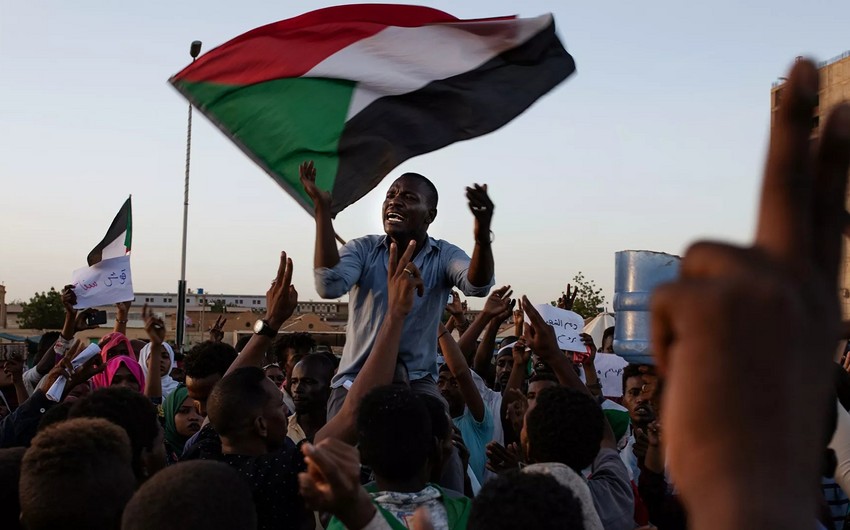Sudanda etirazçılar neft kəmərini bağlayıb, hava limanını ələ keçiriblər