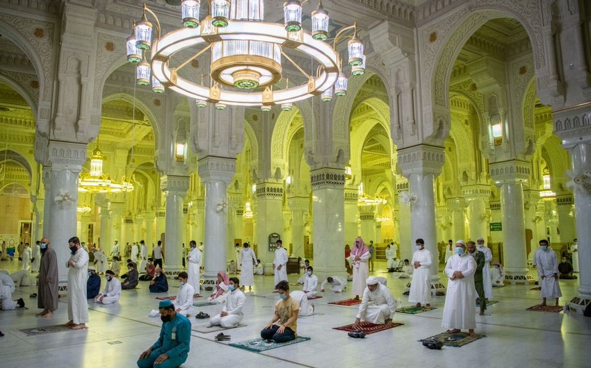 В главной мечети Мекки отменили социальную дистанцию для прихожан