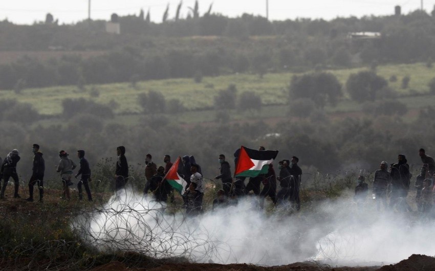 Более 300 палестинцев пострадали в стычках на границе Газы