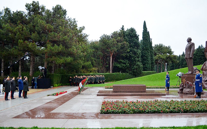 Azerbaijan Defense Ministry's leadership visits Alley of Honor 