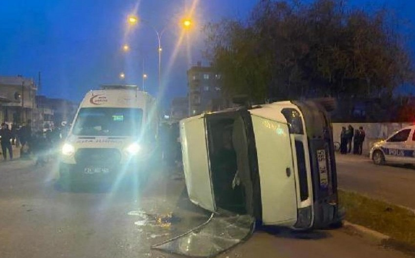 В турецкой Адане микроавтобус столкнулся с легковым автомобилем, есть пострадавшие
