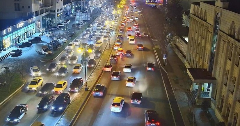 На ряде улиц Баку затруднено движение транспорта