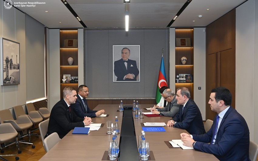 IOM Chief in Azerbaijan presents copy of his credentials to Jeyhun Bayramov