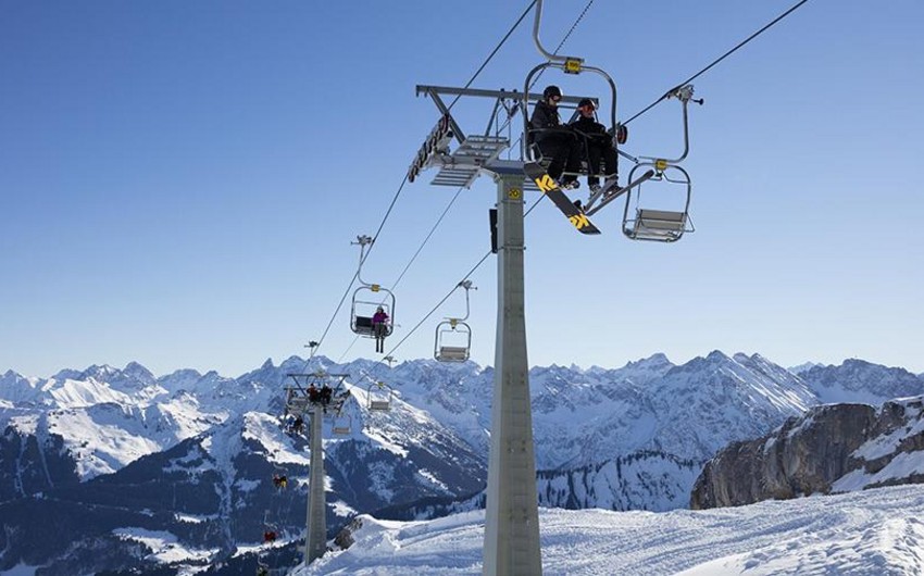 Около 150 лыжников в Альпах эвакуировали с подъемника на вертолете