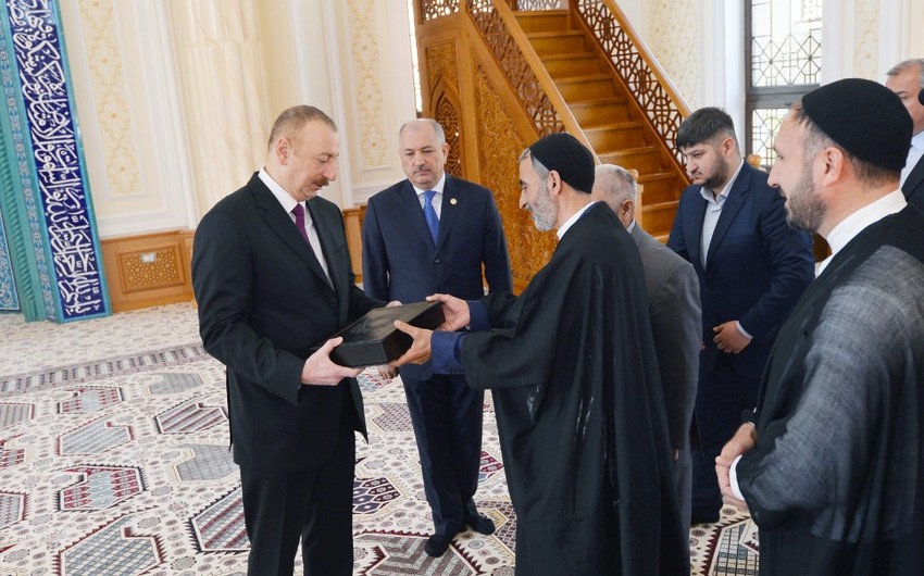 Hacı Cavad məscidinin yeni binasının açılışında Azərbaycan Prezidentinə Quran hədiyyə edilib