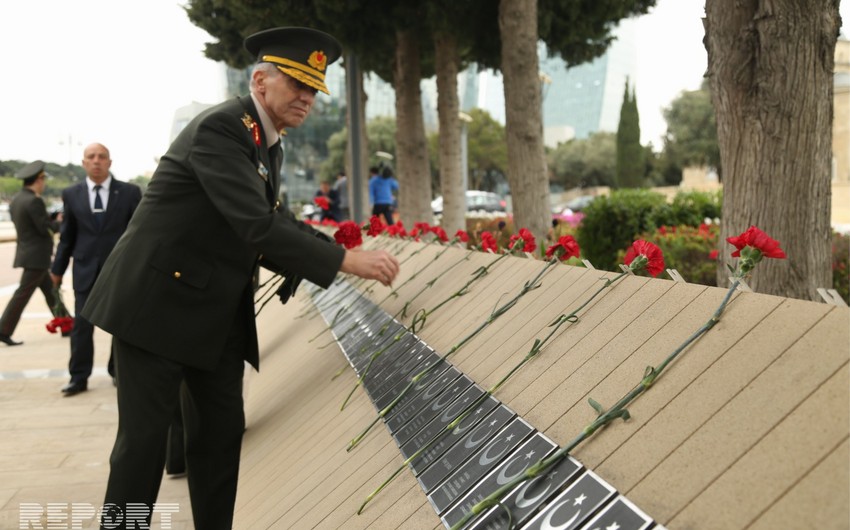 Turkish Gendarmerie Forces Commander visits Alley of Honor and Alley of Martyrs in Baku