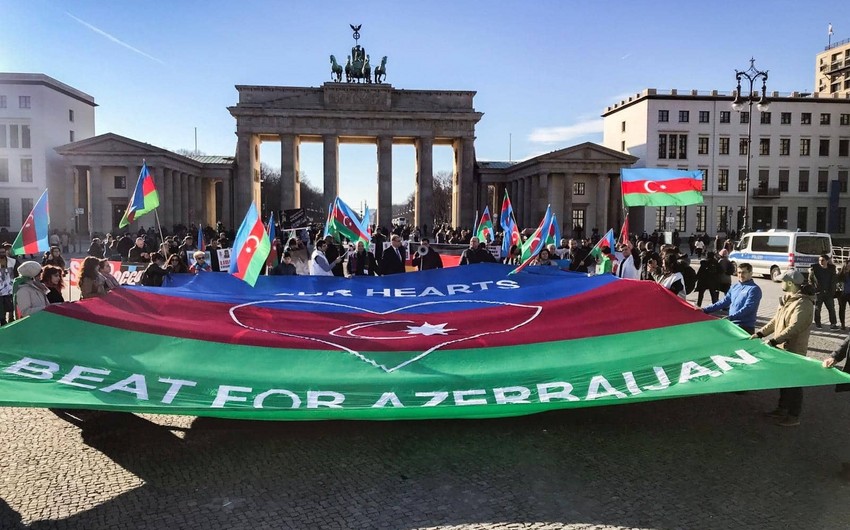 Azerbaijanis, Chechens hold joint action in Berlin