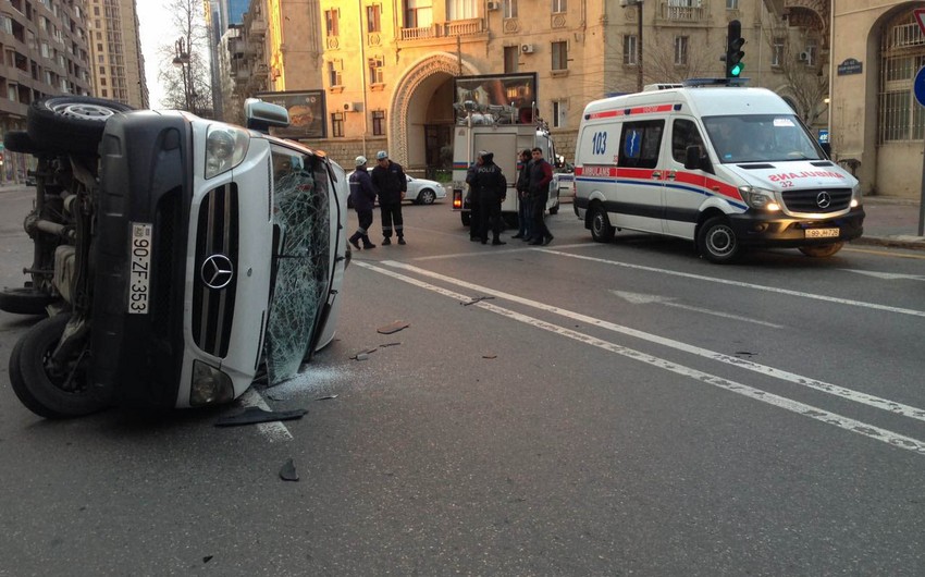 В Баку перевернулся микроавтобус, три человека пострадали - ФОТО