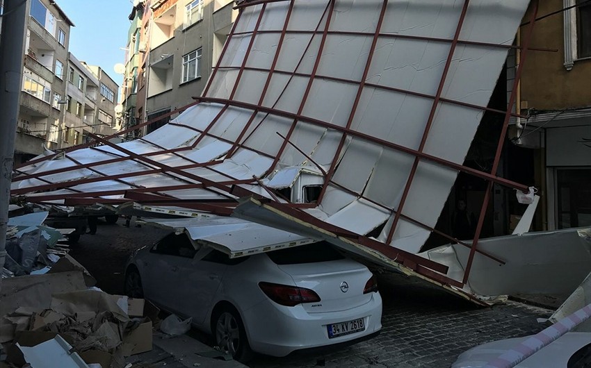 Hindistanda 4 mərtəbəli bina uçub, dağıntılar altında adam qalıb