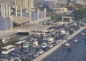 На ряде улиц и проспектов Баку затруднено движение транспорта