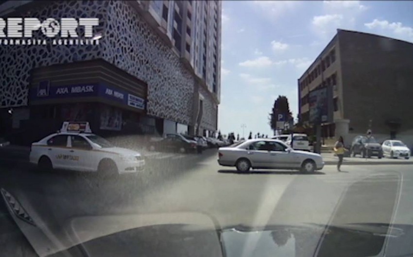В Баку автомобиль сбил молодую женщину на пешеходном переходе - ВИДЕО