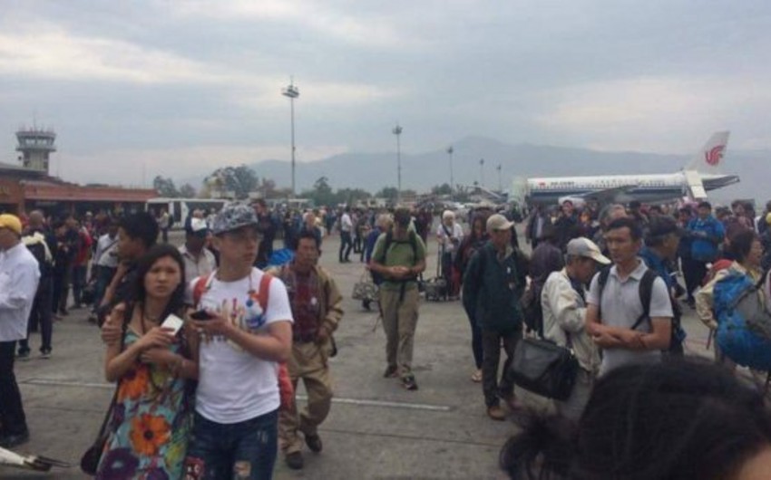 Сотни людей могут находиться под обломками рухнувшей башни в Катманду