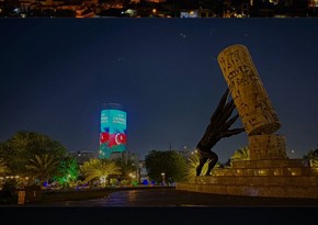 Bağdadın ən hündür binalarından biri Azərbaycan bayrağı ilə işıqlandırılıb