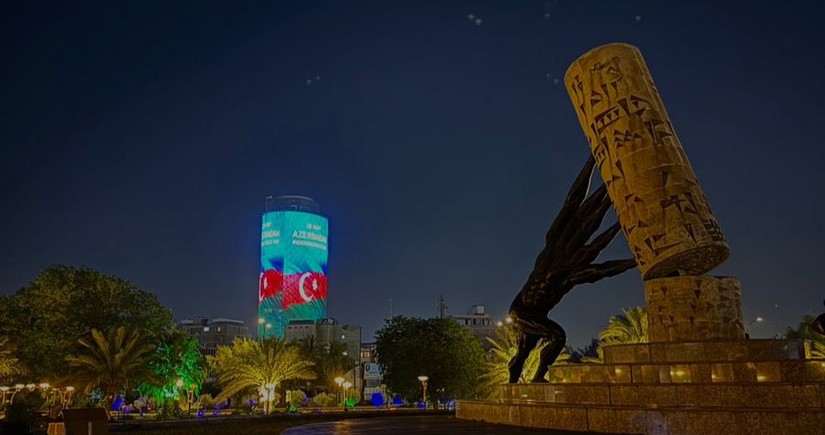 Высотное здание в Багдаде подсвечено цветами флага Азербайджана