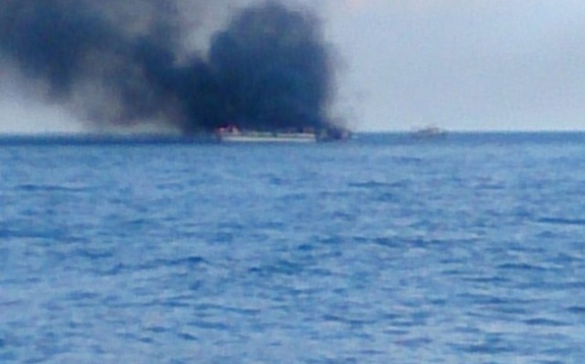 СМИ: Катер ВМС Индии загорелся и утонул в 90 милях от берега