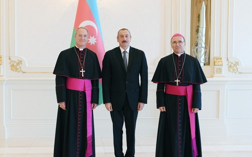 Президент Ильхам Алиев принял верительные грамоты апостольского нунция Святого Престола в Азербайджане