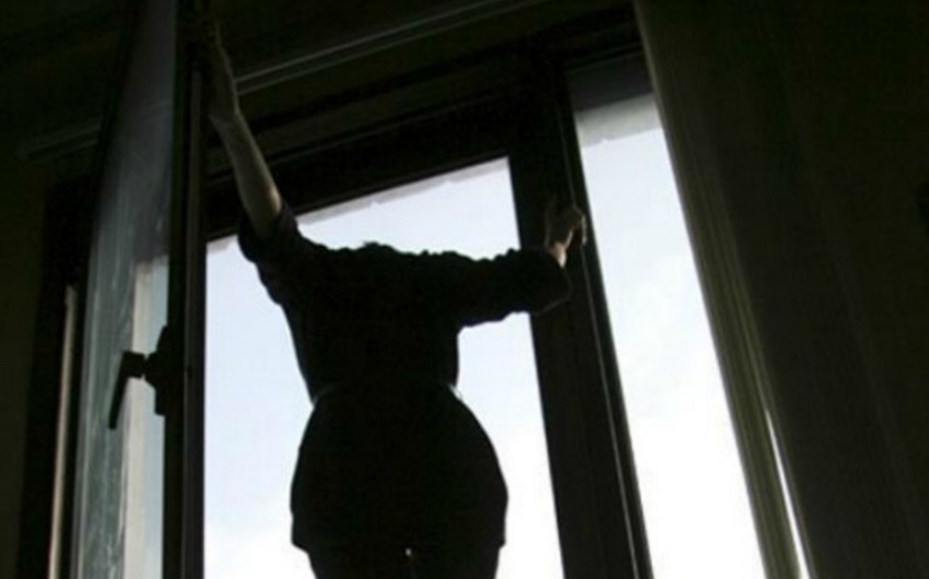 В Баку 20-летняя девушка совершила суицид, выбросившись с 18-го этажа