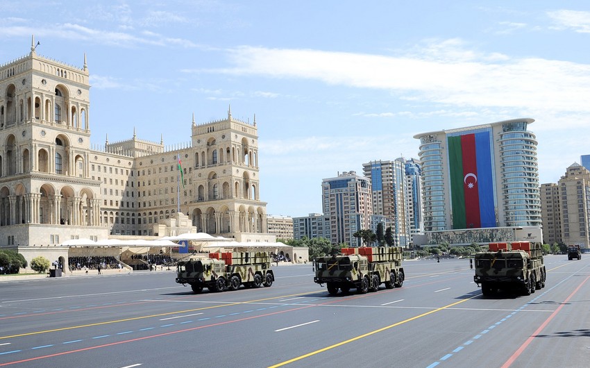 На параде Победы демонстрируется самая передовая военная и спецтехника Азербайджана