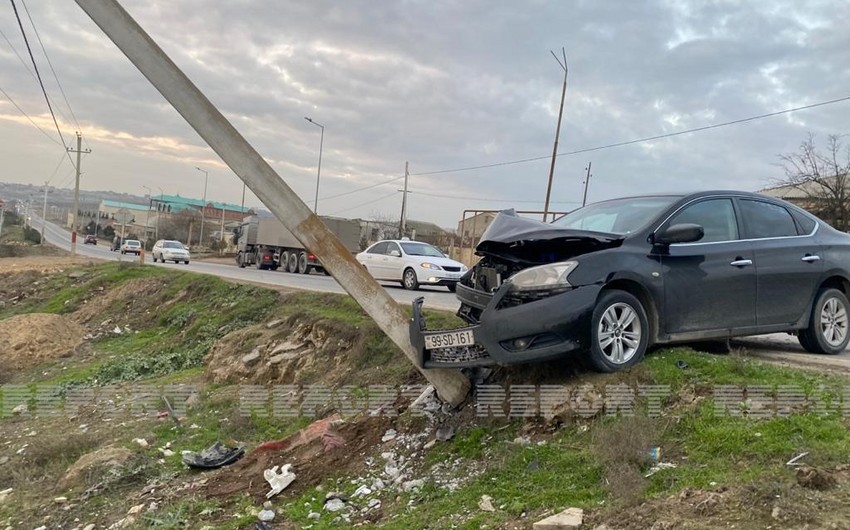 В Баку автомобиль врезался в столб 