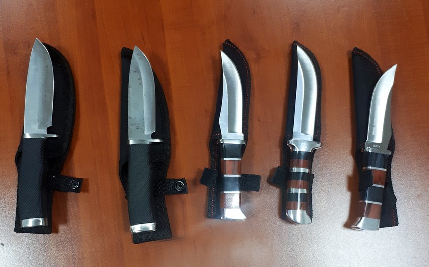 Bakıda Rusiya vətəndaşının çantasından 5 ov bıçağı aşkarlanıb