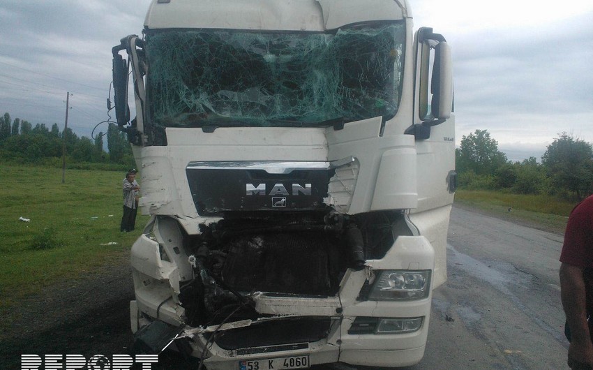 ​Следующие из Турции грузовики потерпели аварию в Гахе, один из водителей тяжело ранен - ФОТО