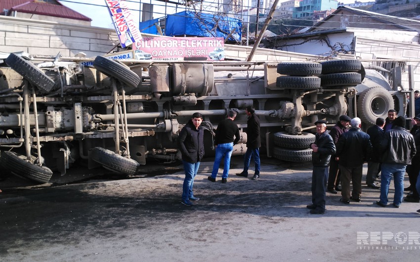 В Баку перевернулась бетономешалка, водитель заснул за рулем - ФОТО