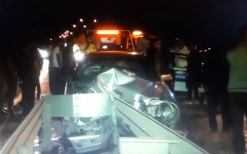 В Хырдалане автомобиль врезался об ограждение у обочины, два человека ранены