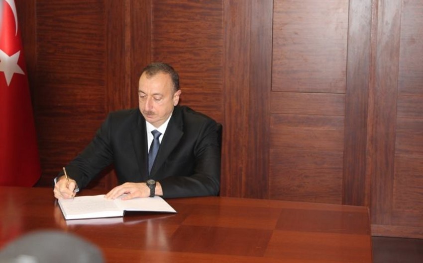 President Ilham Aliyev visits the Embassy of Turkey to offer condolences over death of Suleyman Demirel