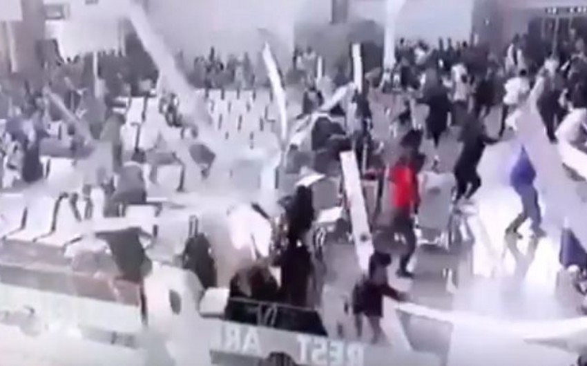 В индонезийском аэропорту потолок обрушился на людей - ВИДЕО