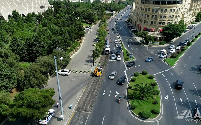 На Тбилисском проспекте в Баку ведутся ремонтные работы