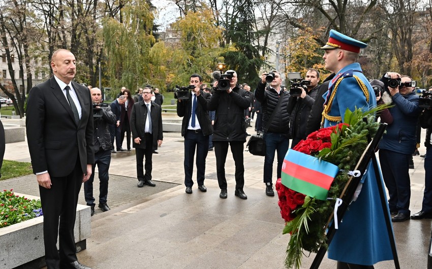 Ilham Aliyev visits monuments to national leader Heydar Aliyev and Milorad Pavic in Tasmajdan park, Belgrade