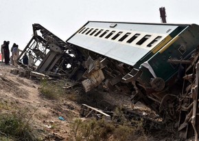 Число жертв столкновения поездов в Пакистане продолжает расти