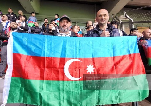 Флаг Азербайджана на матче "Байер 04" - "Карабах" - ФОТОРЕПОРТАЖ