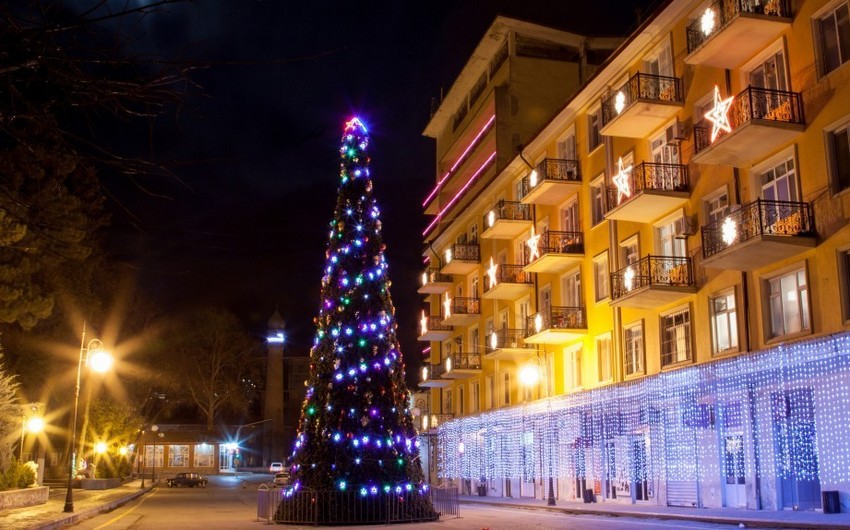 Дашкесанец разрушил установленную в центре города новогоднюю елку