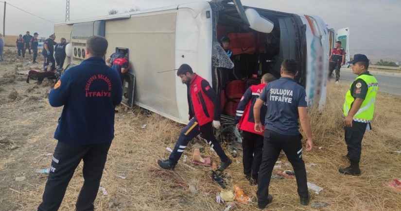 Türkiyədə avtobus aşıb, 6 nəfər ölüb, 35 nəfər yaralanıb - YENİLƏNİB