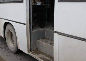 В Баку женщина выпала из автобуса и скончалась, попав под колесо