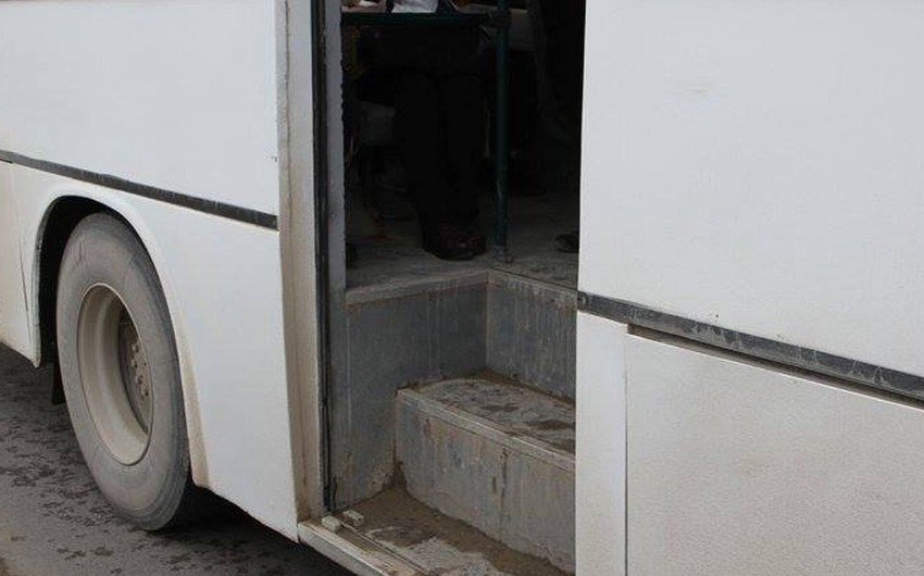 В Баку женщина выпала из автобуса и скончалась, попав под колесо